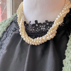 Elegant twisted faux pearl necklace